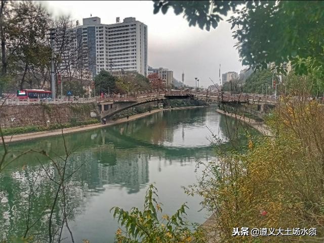 在冬天里看遵义湘江河上的秋色