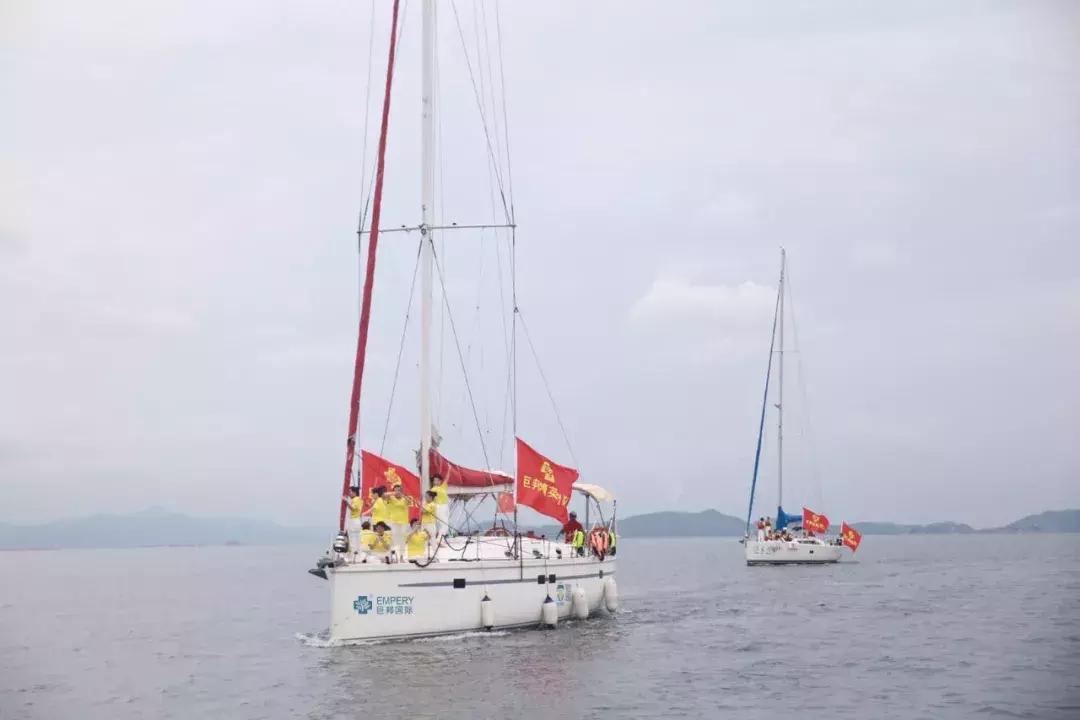 巨邦快乐集结号丨看见了,其中一艘游艇上,是我们的船长大舅哥