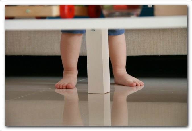 2岁宝宝总爱光脚丫满屋子跑，父母担心生病，看看医生怎么说？