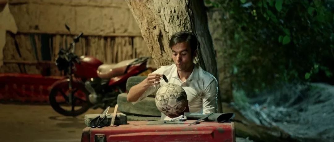 零关注，无评分，这部国产良心告诉你：没钱还谈球