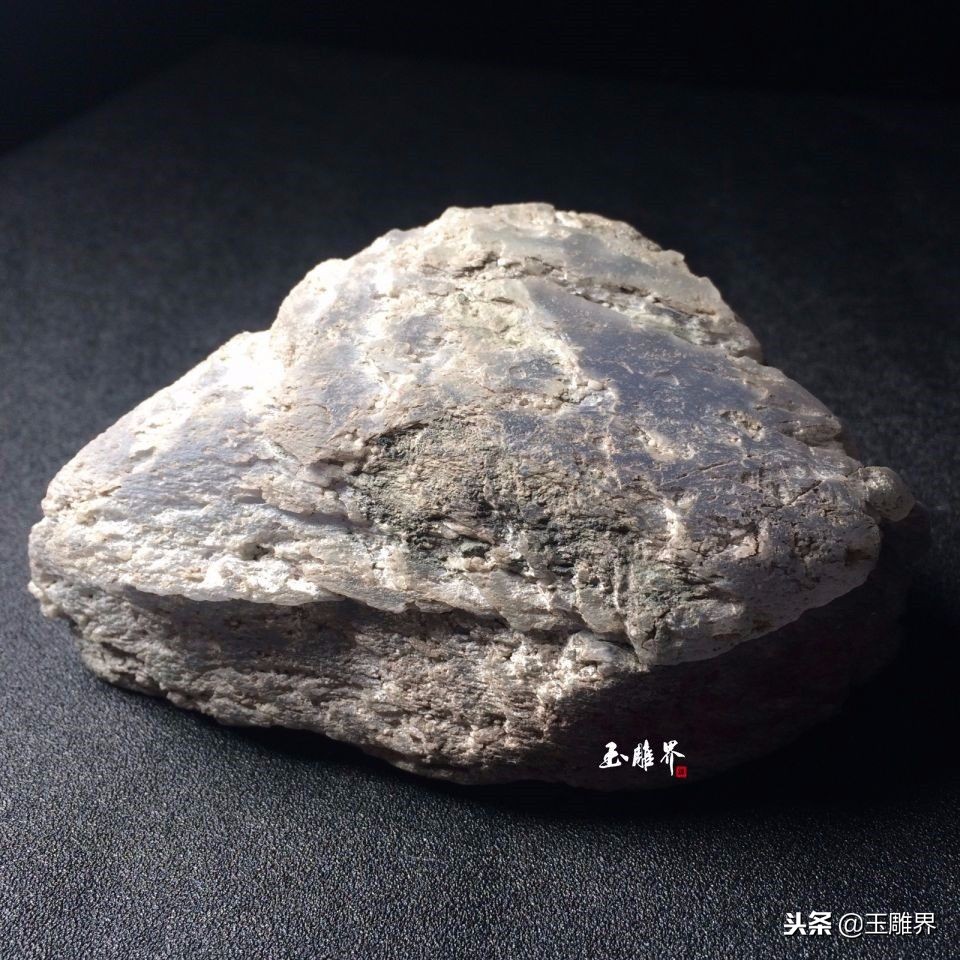 紫罗兰翡翠有紫色点,紫罗兰翡翠在灯光下的对比