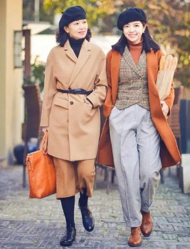 三木妈妈最新穿搭黑大衣,三木藏青色最新冬款大衣