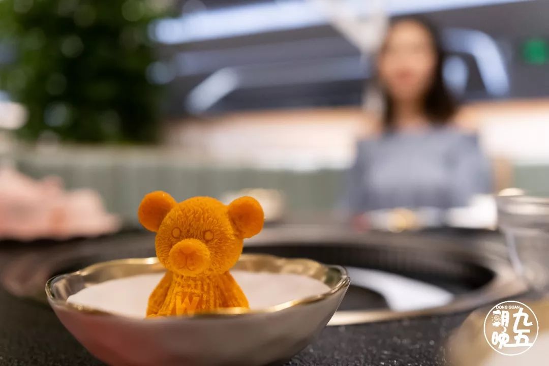 东莞首家火锅+烤肉一体涮就在万江家汇城，几百人排队等着吃