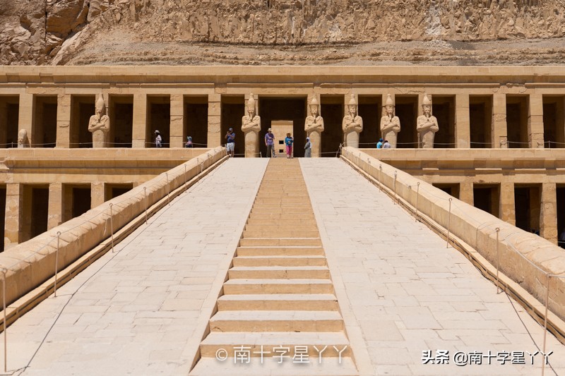一半沙漠一半海洋图片,一半沙漠一半湖水