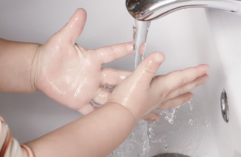 腹泻拉肚子发烧,秋季腹泻宝宝一天拉二十多次