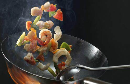 为什么饭店炒菜的大铁锅,从来都不粘锅?原来这其中有“猫腻”