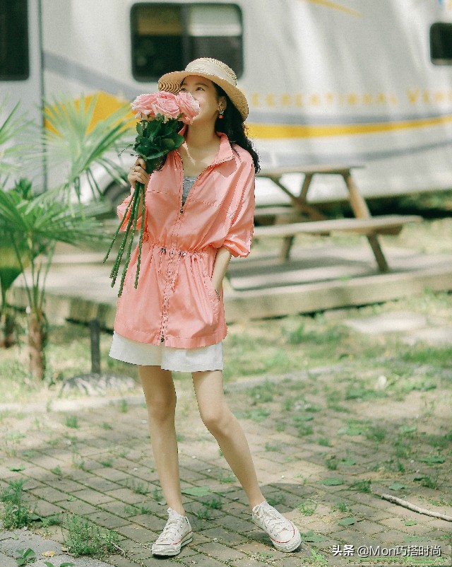 今夏火了一种帽子叫“烟筒帽”,时髦百搭显脸小,戴对整容级好看