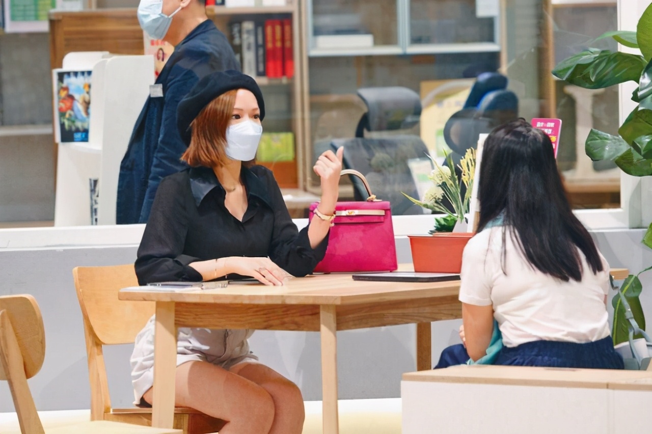 乔迁新居！冯盈盈搬入2300万海景房，携妈妈买折扣家具添新房