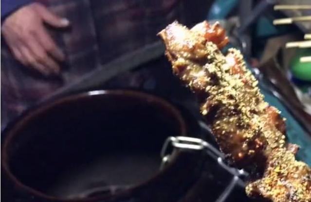 52岁大叔在街上做的手工,56岁大叔走街串巷卖小吃20年