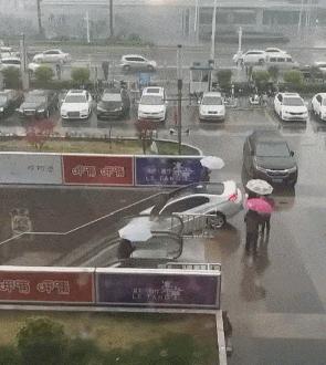 开心一刻gif下雨天,搞笑gif笑到肚子疼意外瞬间特辑