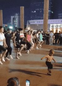 这只鹦鹉一直以为他是一只猴,所以每天都在重复做这个动作