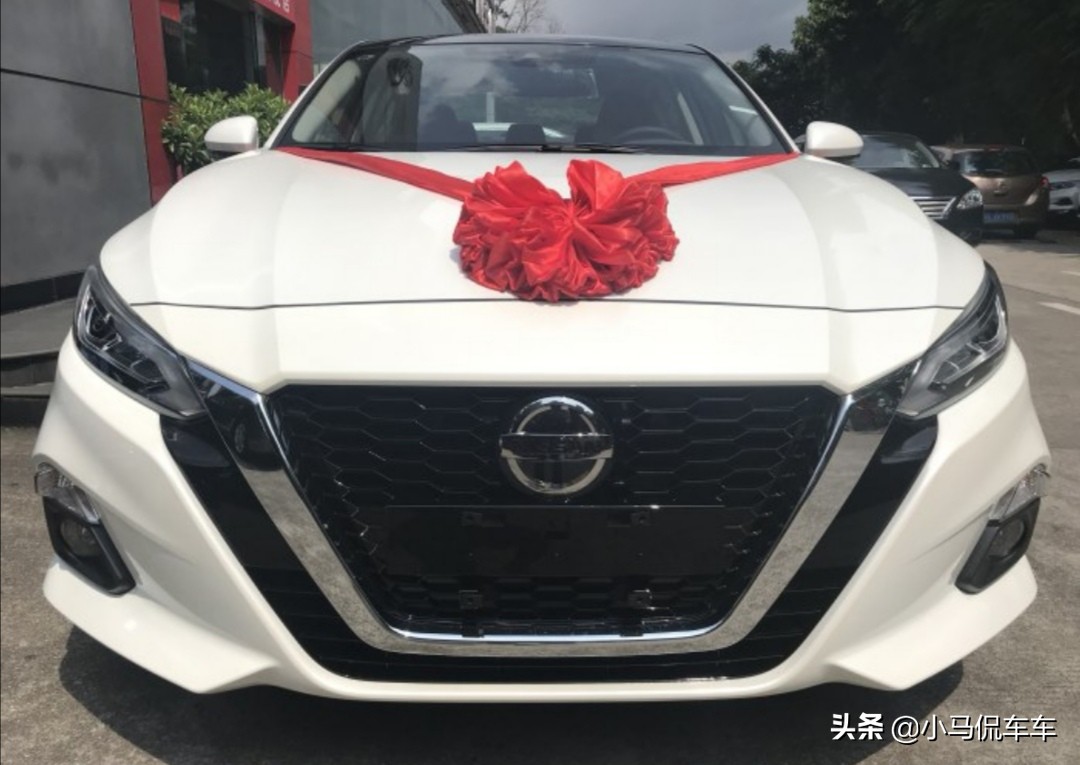 日产天籁跟丰田凯美瑞比油耗,凯美瑞2.0与天籁2.0哪个油耗低