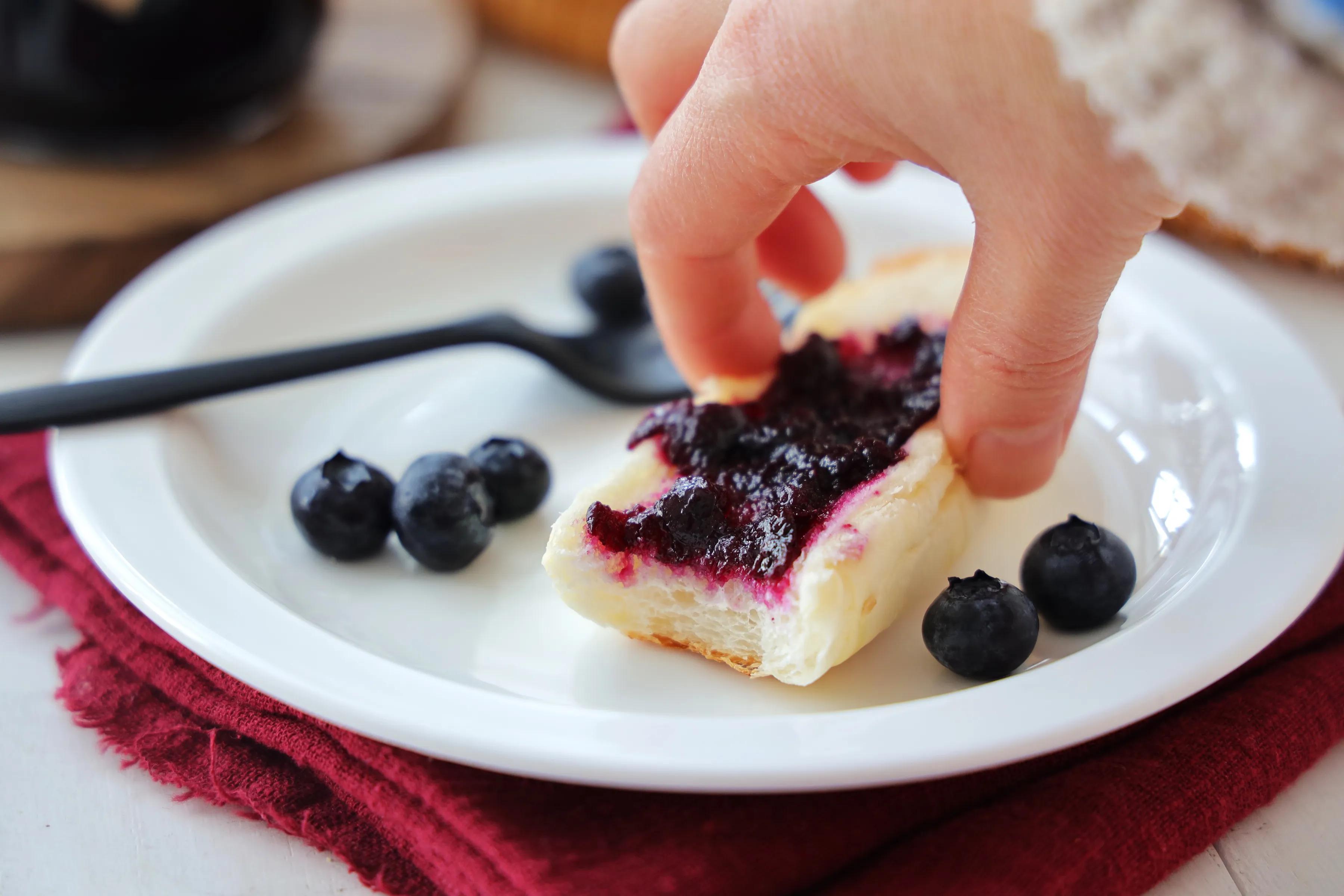 蓝莓果酱搭配吐司吃法,蓝莓果酱怎么做面包
