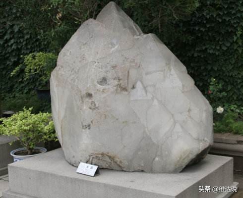 水晶：在熔岩中绽放魔力的二氧化硅，与日月兮同光的爱的守护石