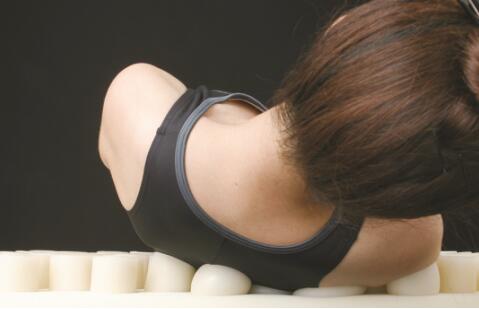 科比在慕思健康睡眠的床垫上签名,慕思太空树脂球床垫