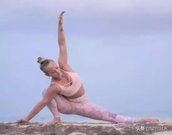 腰部僵硬弯不下？勤练几招瑜伽体式，让身姿更加柔软，似水般温柔