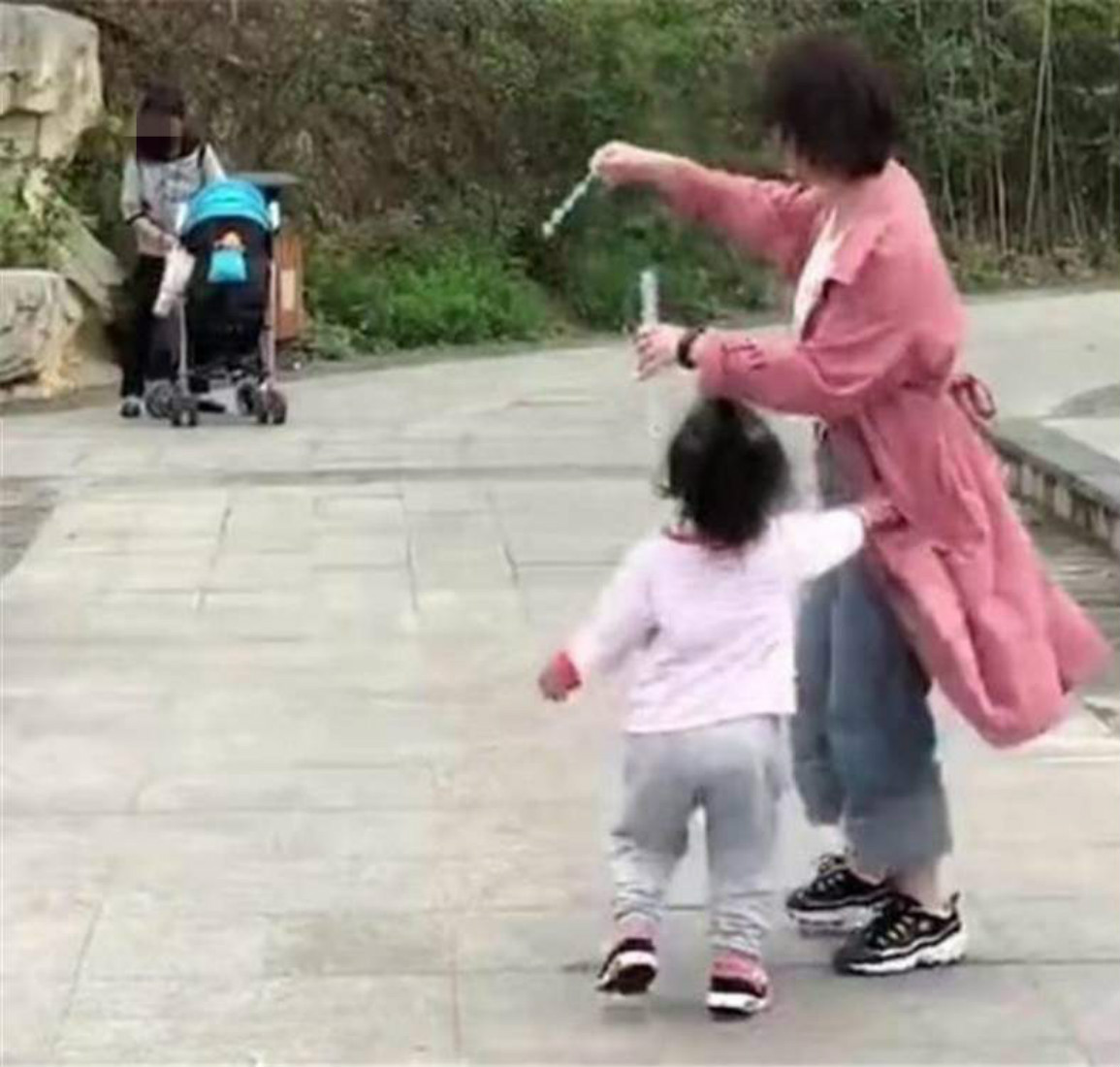 为什么孩子喜欢小姨带,为何孩子更喜欢被小姨带娃