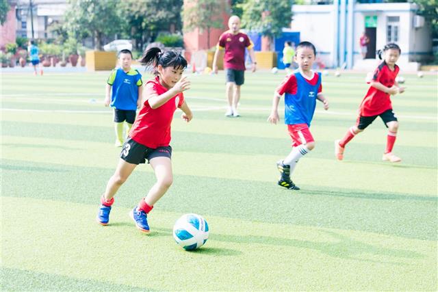 小学生暑假足球封闭训练营,炎炎夏日儿童足球训练