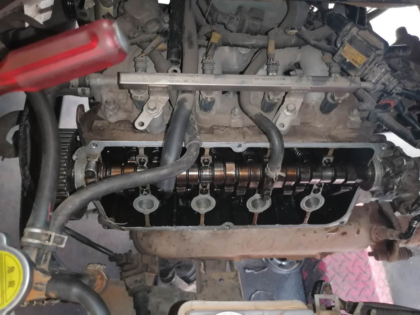 凸轮轴瓦盖不上油,凸轮轴瓦盖上紧转不动