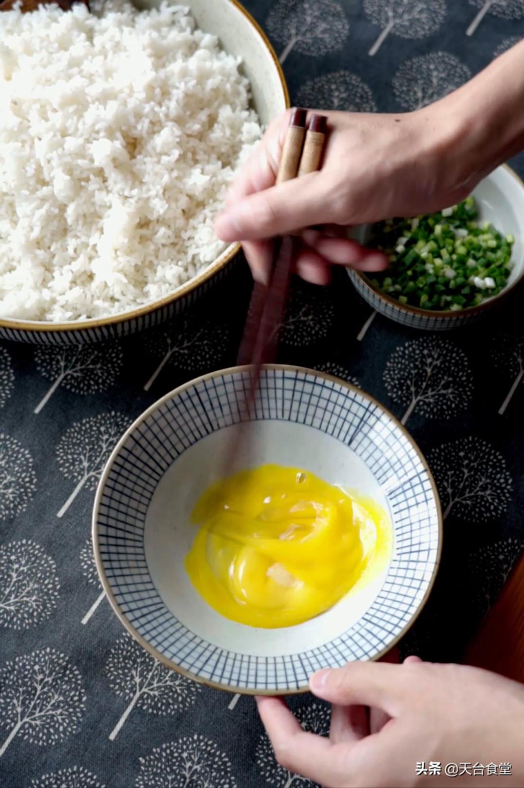 一个简单的蛋炒饭也能色香味俱全,一碗蛋炒饭加大片肉