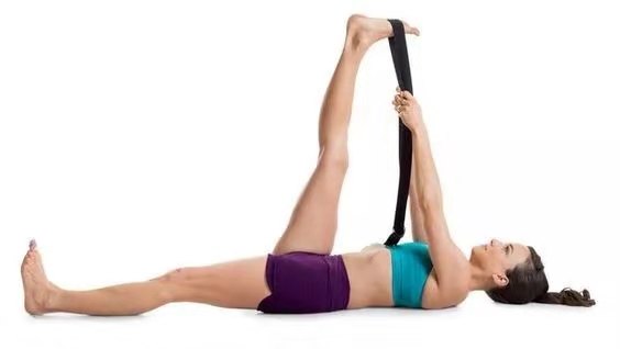 怎么矫正高低肩长短腿,脊柱侧弯高低肩瑜伽体式纠正