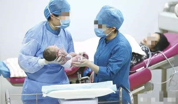 顺产真的比剖腹产生下来聪明吗,顺产是不是比剖腹产伤元气