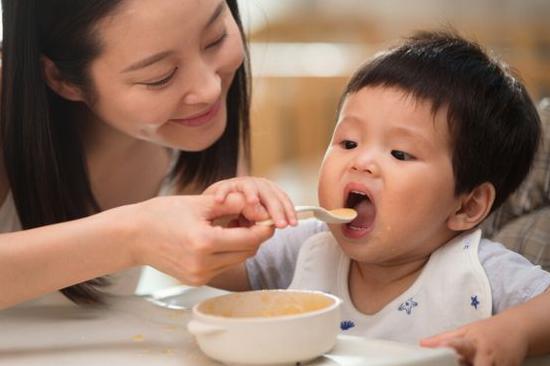 给宝宝喂米粉，家长常犯4个错误，自以为对宝宝好，其实伤害不小