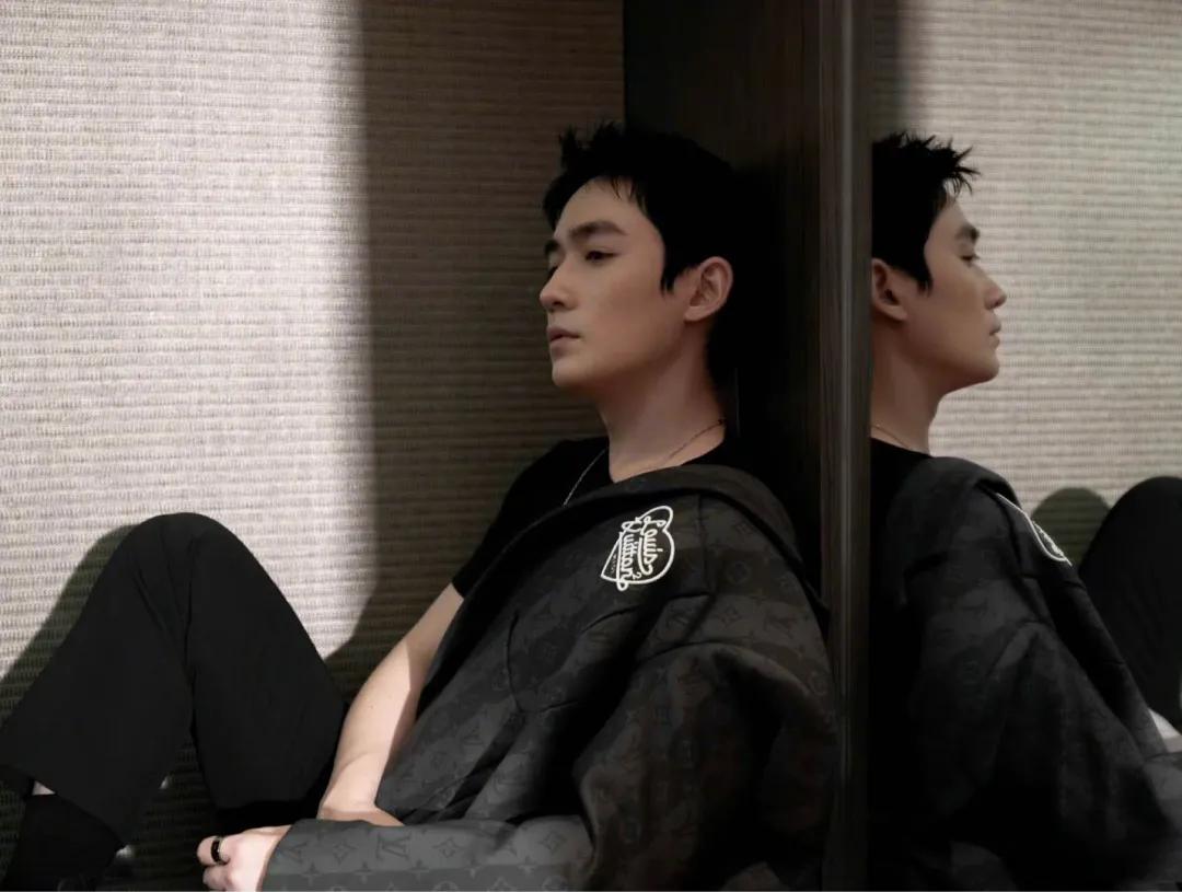 lv大秀单品采访怼脸,lv大秀明星红毯朱一龙