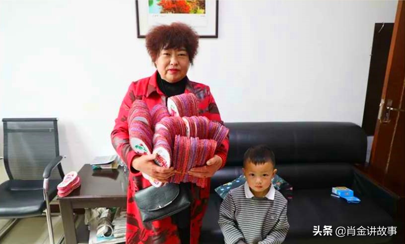 “爱心大姐”手工做100双鞋垫赠送抗疫英雄