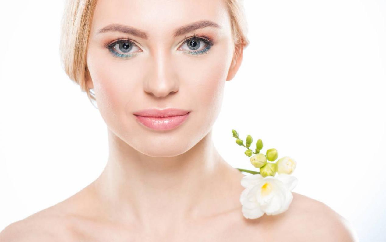 皮肤黑适合用什么样的遮瑕膏,肤色不均匀用遮暇膏还是遮瑕液