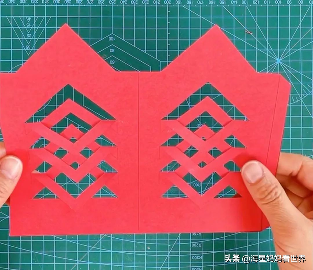 春节喜气洋洋大红灯笼高高挂,红红火火喜气洋洋百家姓灯笼