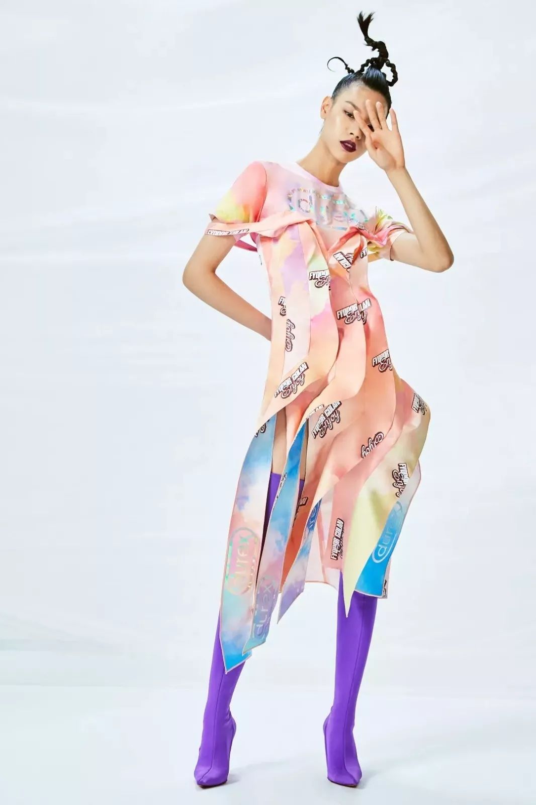 杜蕾斯进军服装圈了！服装玩跨界联名为什么总是这么火爆？