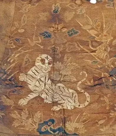 她是真有钱,也是真寂寞