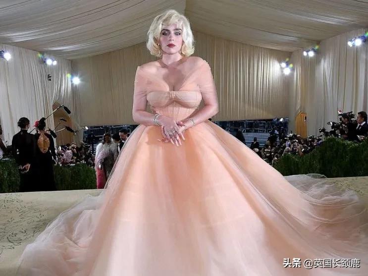 卡戴珊化身摄魂怪、碧梨赛白雪公主...今年METGALA妖魔鬼怪再出洞