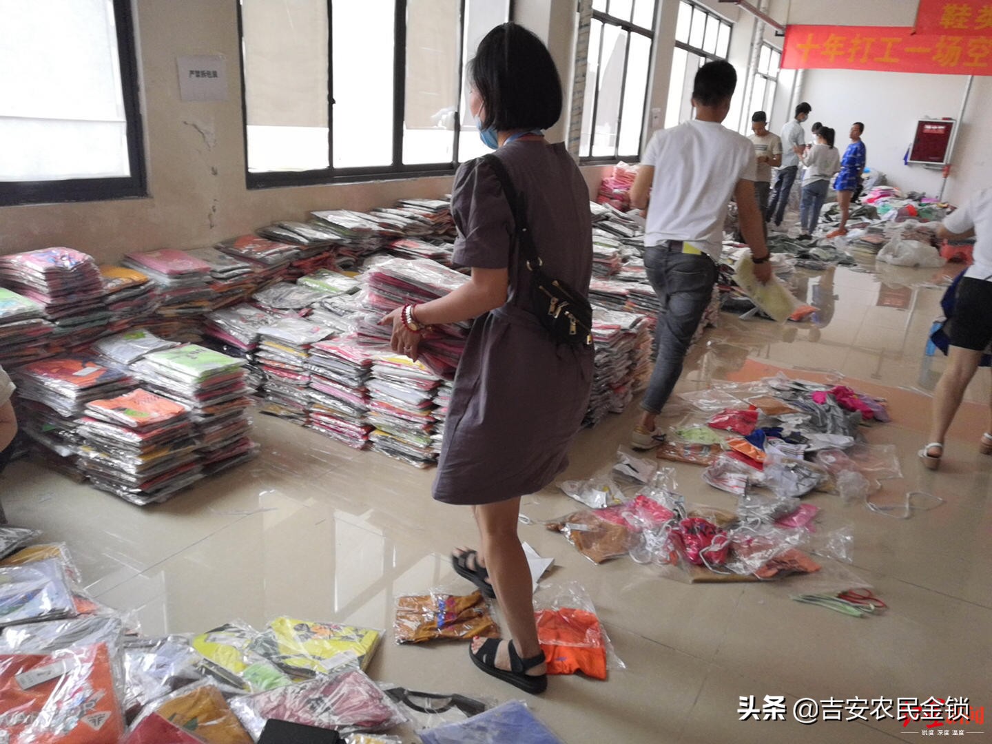 地摊经济火了四川美女第一次摆摊,地摊经济爆火摊主月入三万