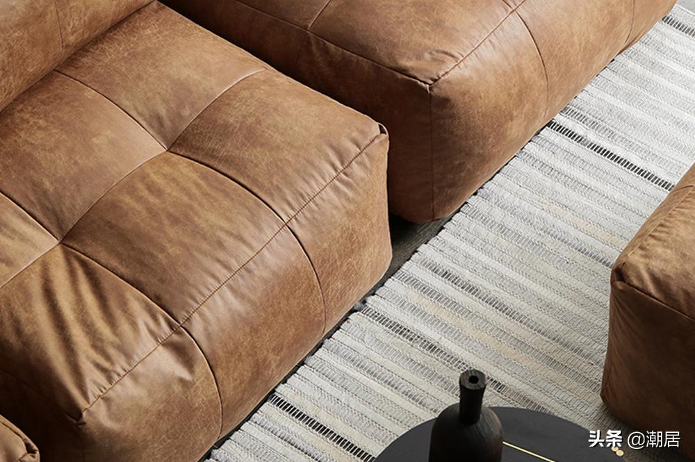 不想客厅太过平凡？黑棕色的家具搭配，让高级的复古感油然而生