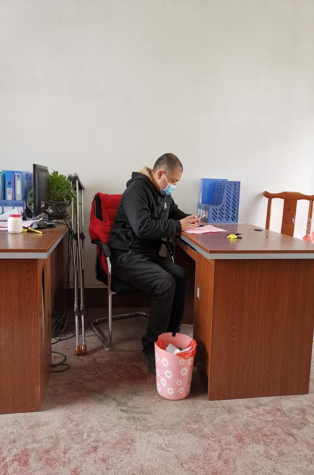 轻伤不下火线民警,轻伤不下火线战士