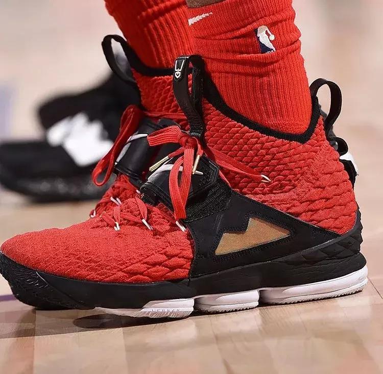 NBA球员今日上脚：詹姆斯穿纪梵希联名款，字母哥一代MVP配色