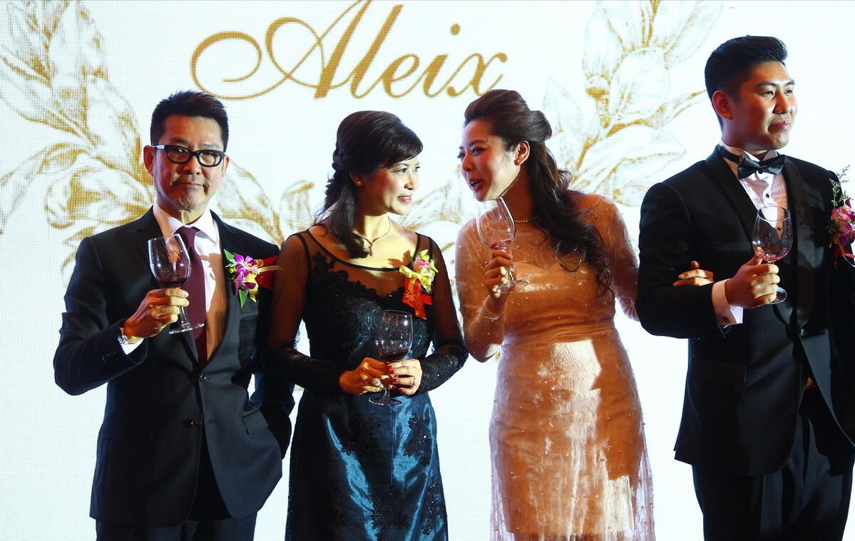 元彪携成家班惊喜现身为他庆生,元彪全家近照曝光