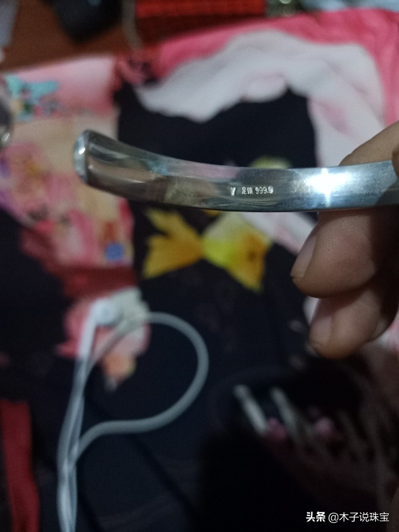 怎么分辨银首饰是假的还是真的,商场识别银手镯真假的方法