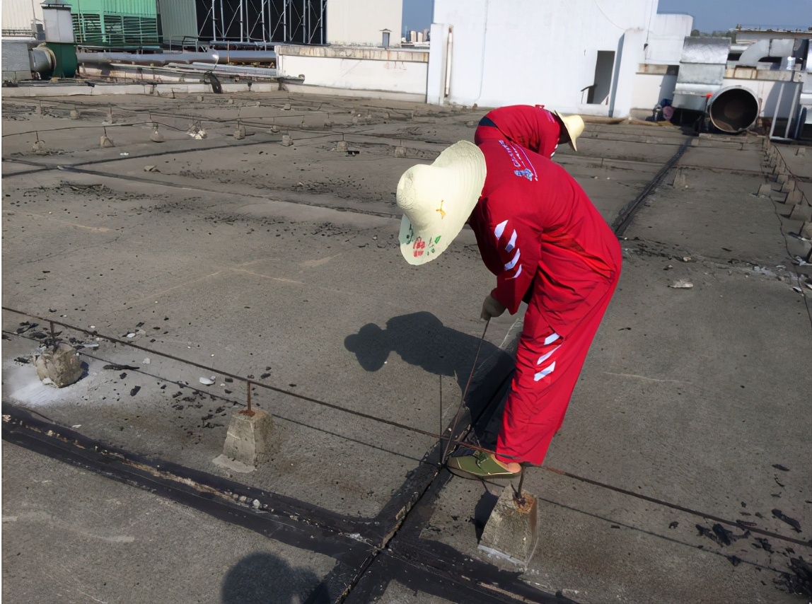 旧屋面翻修防水施工方案,旧屋面防水保温的翻新方案