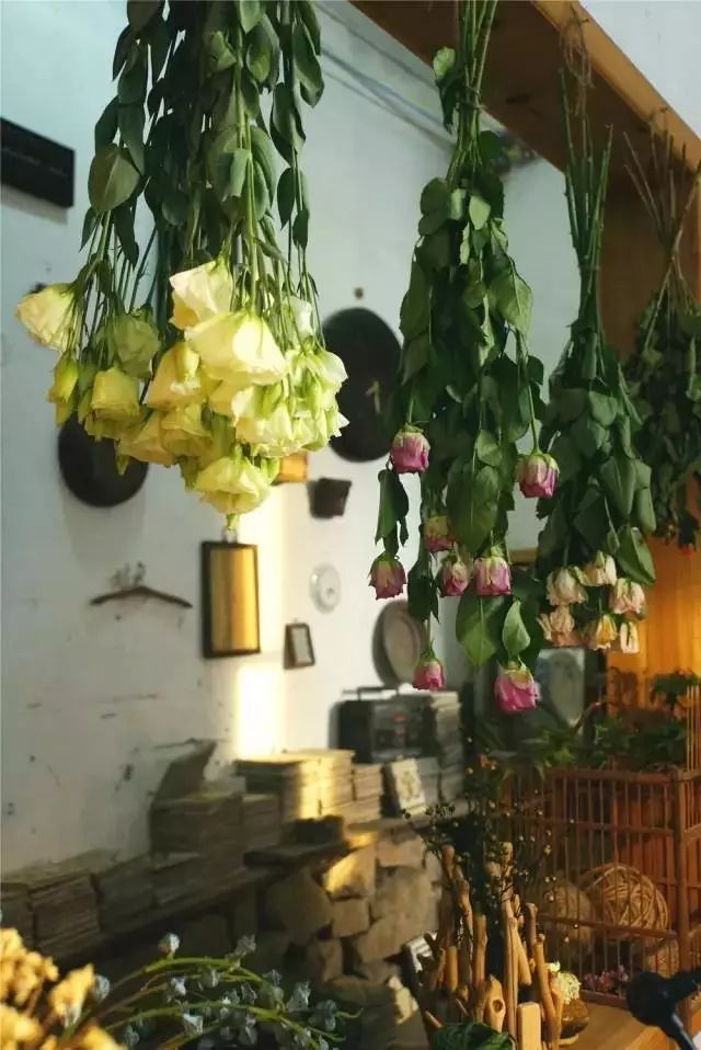 深山老林自建豪华木屋隐居生活,90后小情侣隐居深山建别墅仅花6万