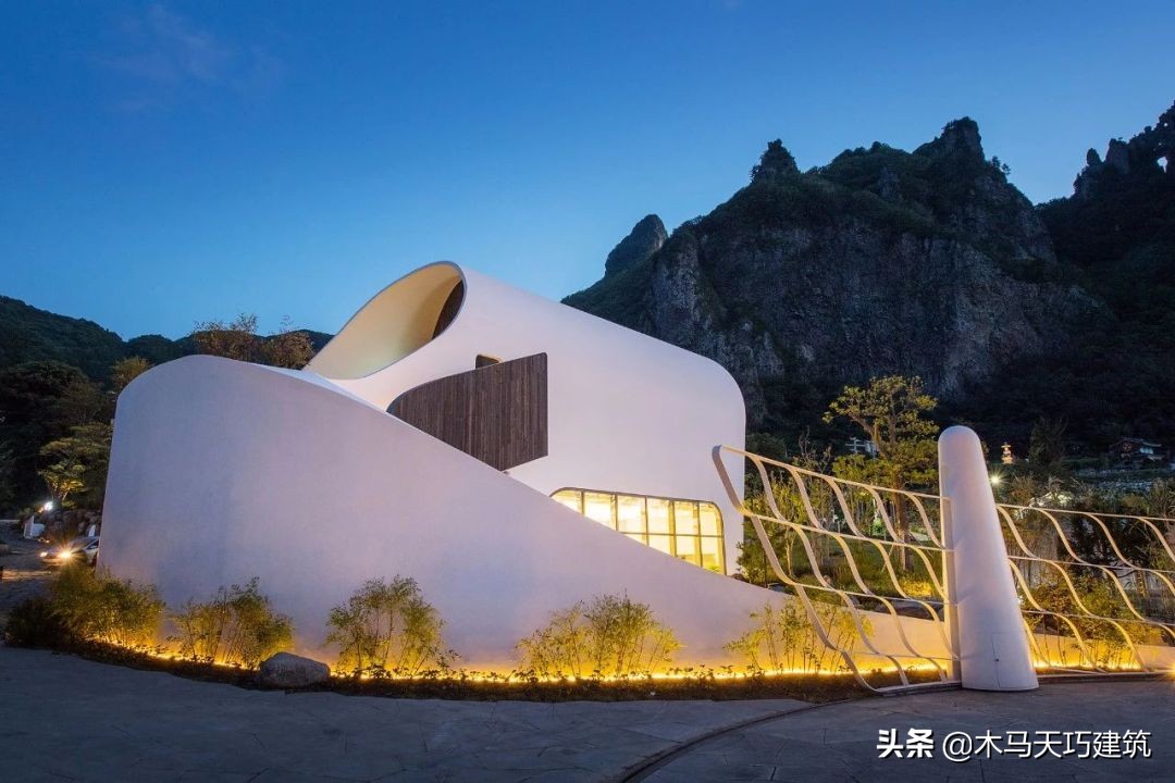 设计一个具有地域文化特色的酒店,10间小型酒店设计