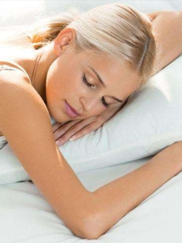 女人睡觉时，要扎发还是散发？我做错多年，难怪掉发快，发际线高