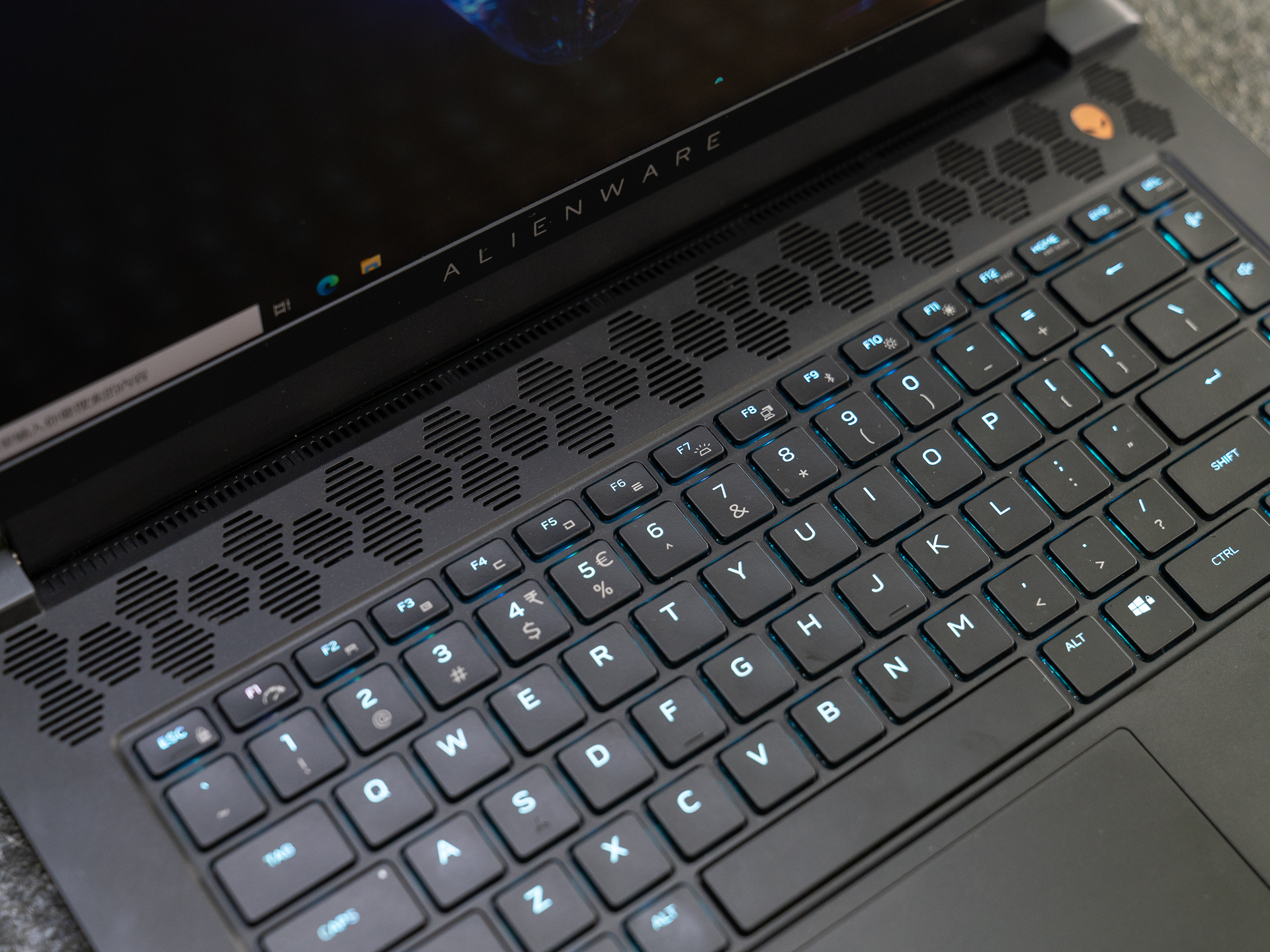 玩家的终极梦想英雄联盟,alienwarem15r6游戏本外观