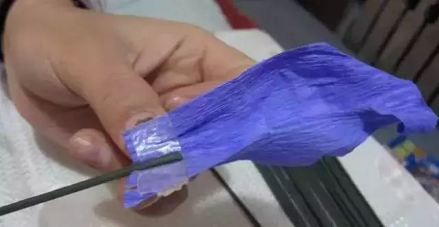 银杏叶手工花贴画幼儿园简单,彩色皱纹纸怎么做手工花幼儿园