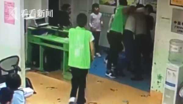8岁男孩校外午托班被学长踹伤,隐私部位破皮出血