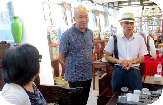 桂林，尧山的土神奇了！竟“烧”到市中心高楼上