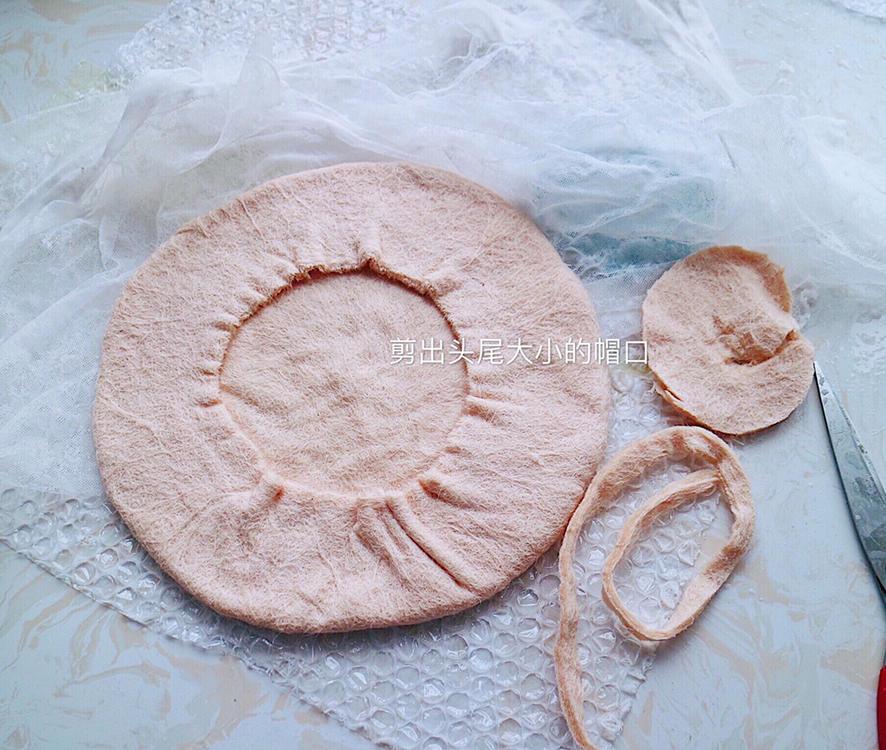 翻出收快递的泡沫纸，我家妞多了一顶可爱的帽子