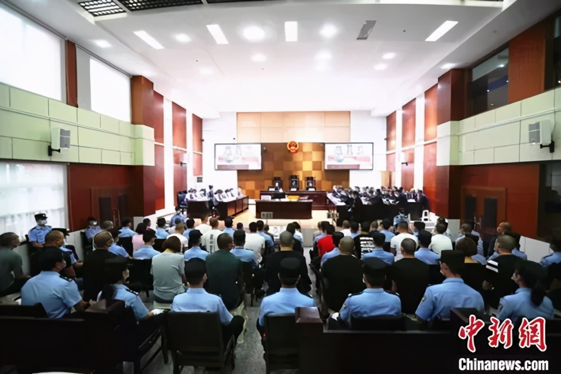 街头火拼持枪真实视频,当街持枪火拼撞死无辜路人